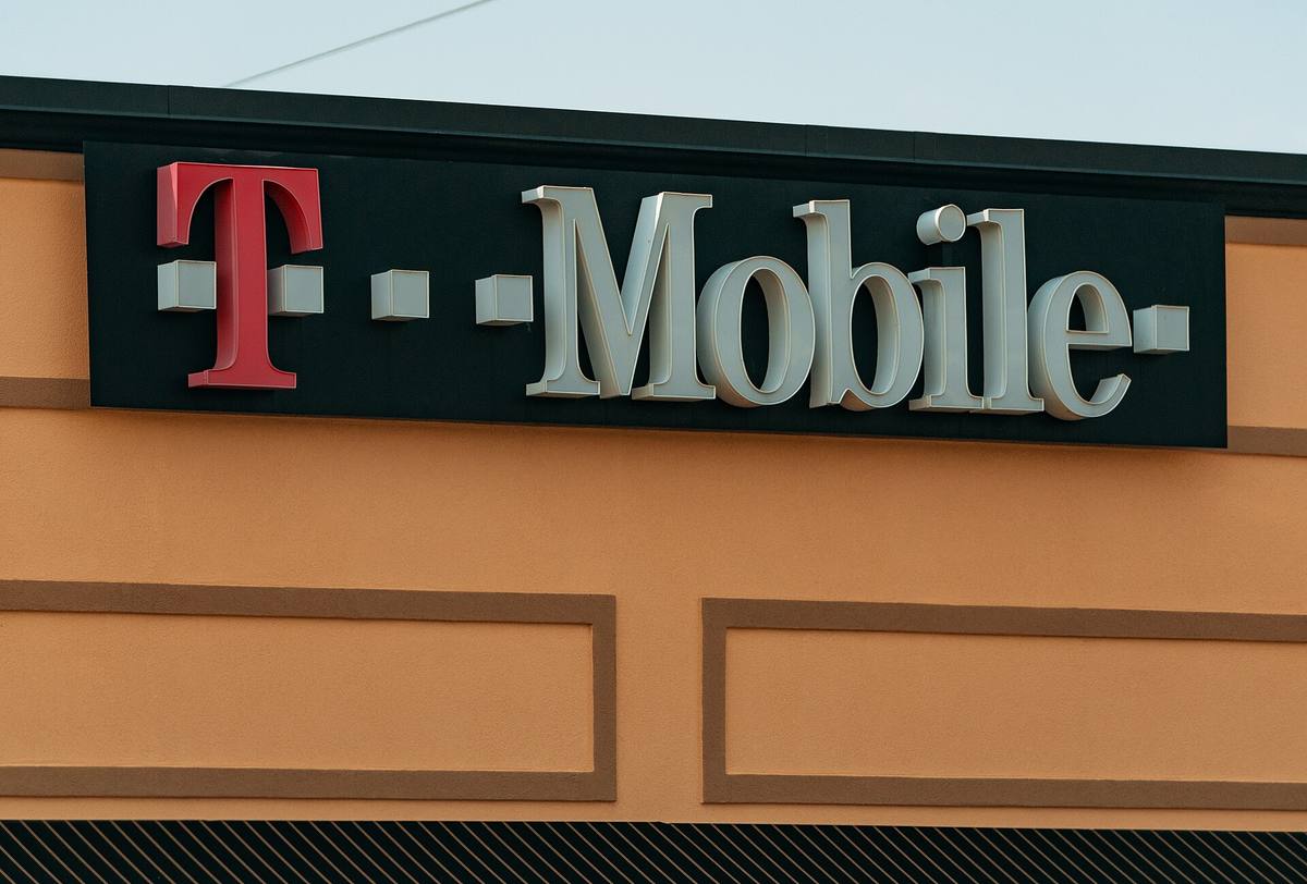 Prodejna operátora T-Mobile s růžovým logem ve městě Apple Valley v Minnesotě