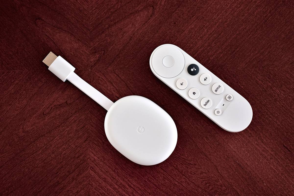 Chromecast s Google TV položený na dřevěném stole