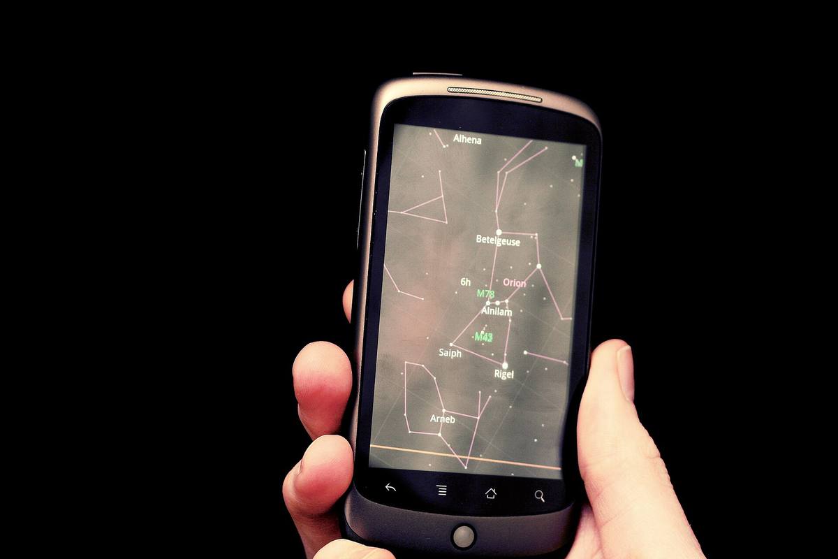 Nexus One v ruce, na displeji hvězdná mapa