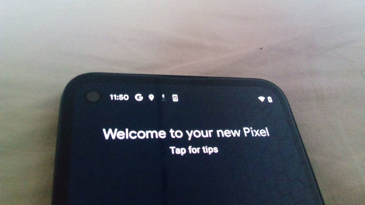 Google Pixel 4a s rozsvícenou uvítací obrazovkou