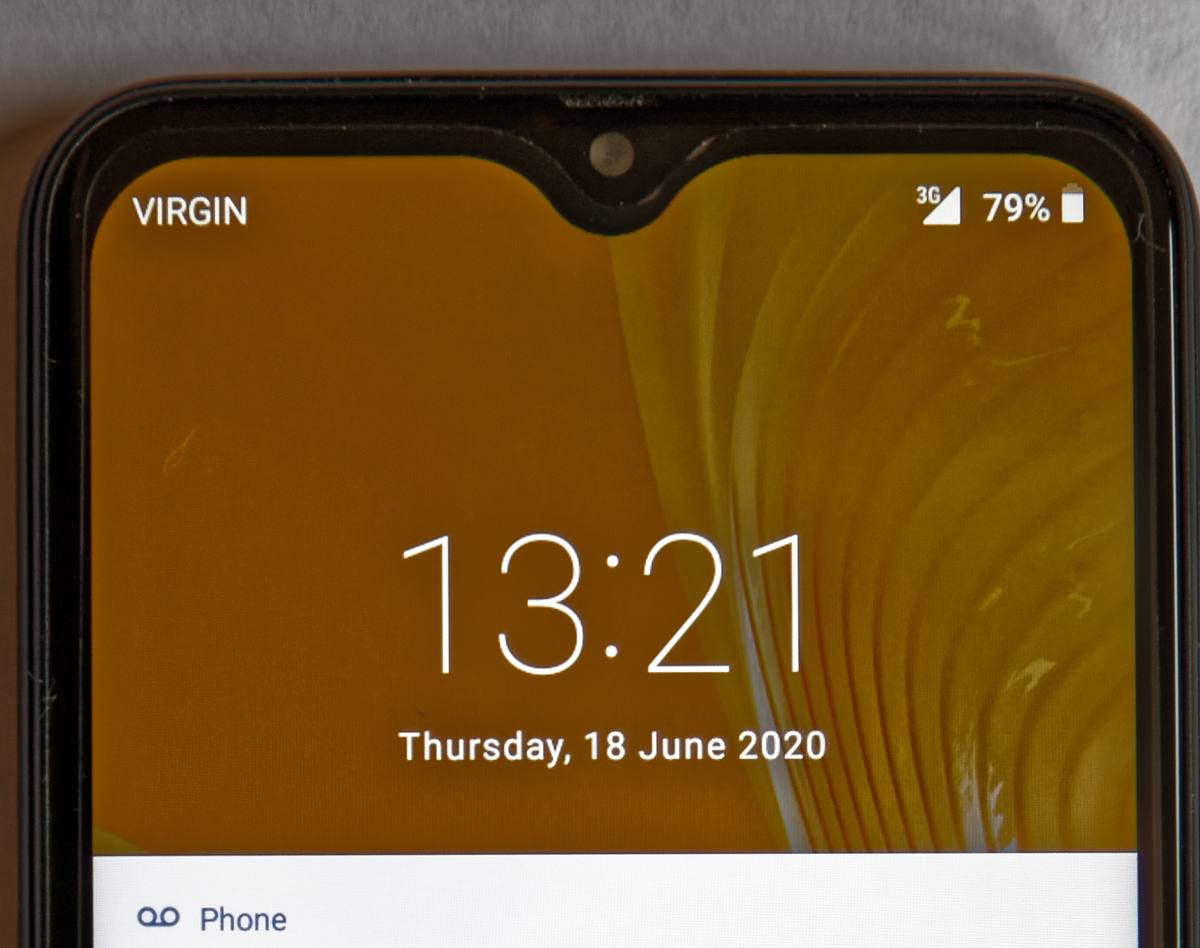 Zamčená obrazovka telefonu s Androidem, na displeji jsou hodiny a datum