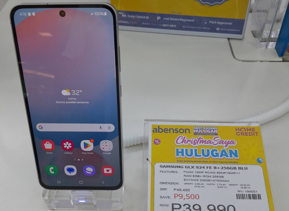 Modrý telefon Samsung Galaxy S24 FE v obchodě