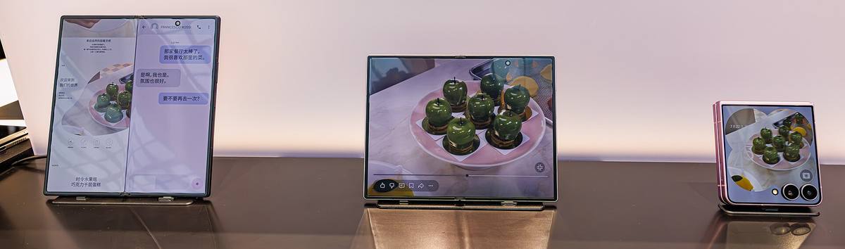 Tři skládací telefony Samsung Galaxy Z vedle sebe