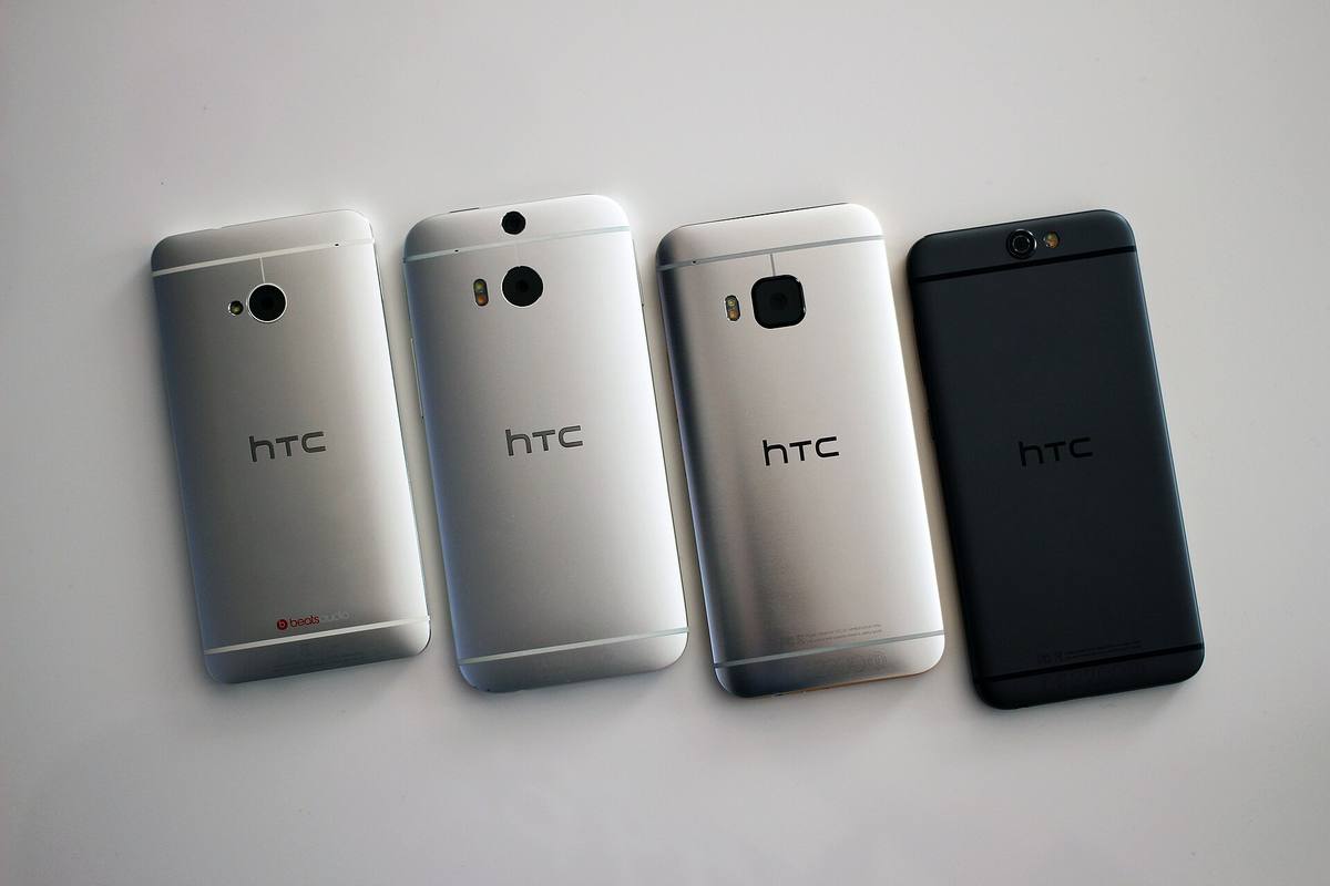 Čtyři telefony HTC One v řadě, zleva model M7 z roku 2013