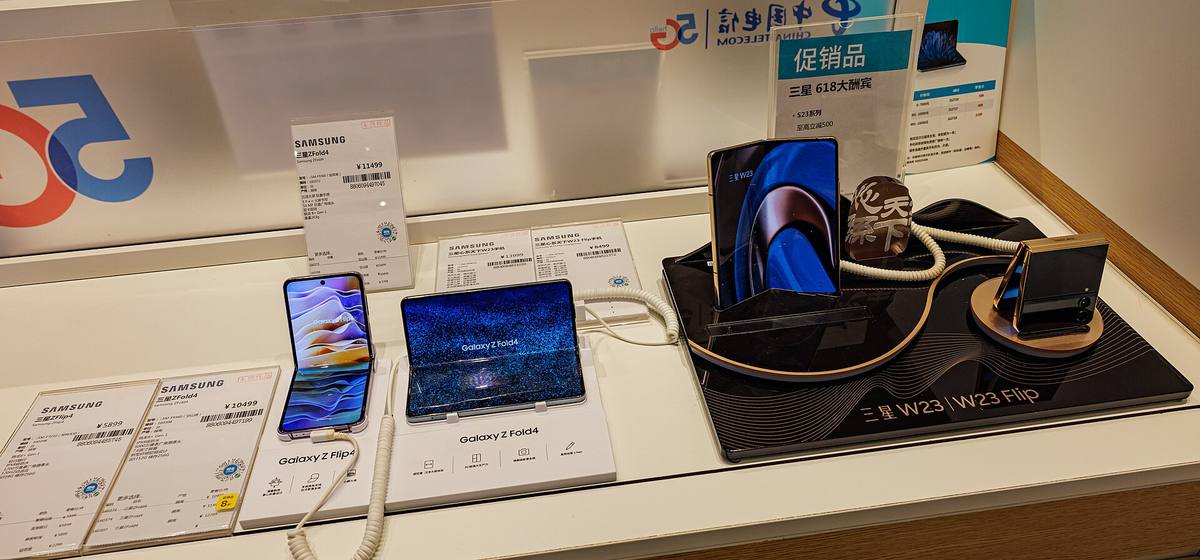 Skládací telefony Samsung Galaxy Z Fold 4 a Z Flip 4 rozevřené vedle sebe