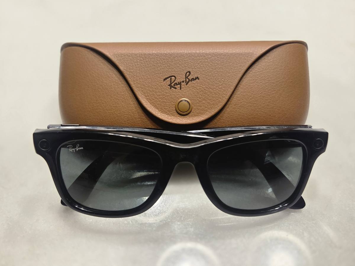 Chytré brýle Ray-Ban Meta první generace před koženým nabíjecím pouzdrem