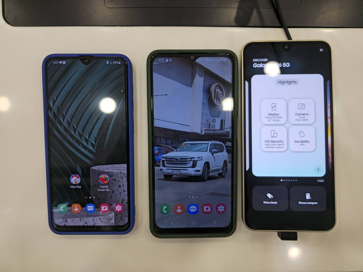 Tři levné telefony Samsung Galaxy vedle sebe ve vitríně prodejny