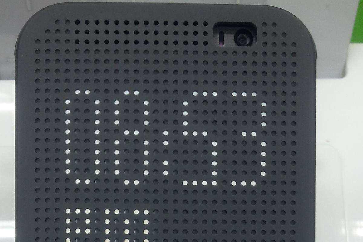 Zavřený kryt HTC Dot View, skrz dírky v plastu prosvítají svítící body displeje