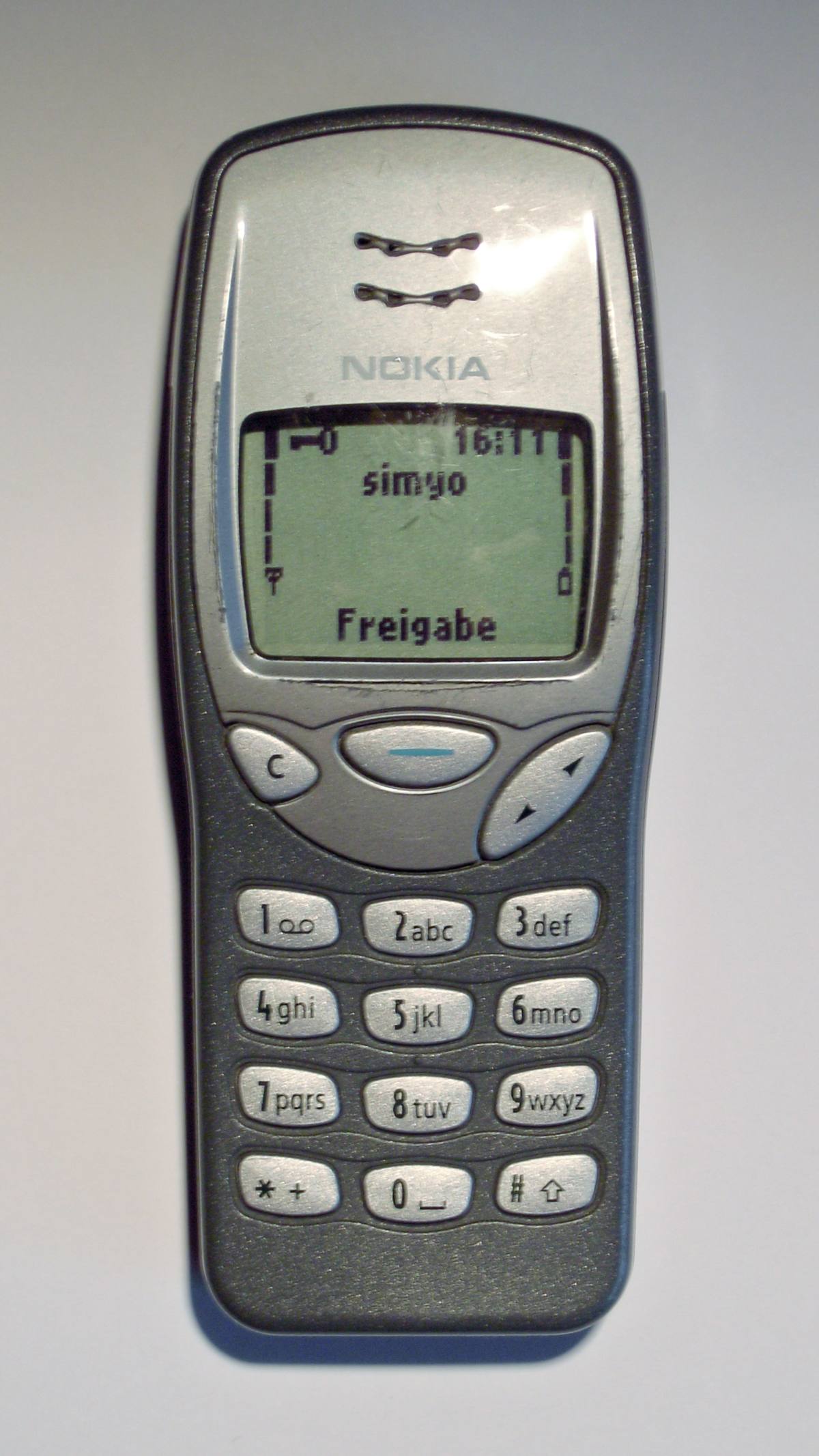 Nokia 3210 se zapnutým displejem a tlačítkovou klávesnicí