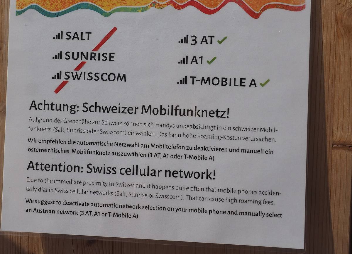 Cedule v Dornbirnu varující, že se telefon může sám přihlásit do švýcarské sítě