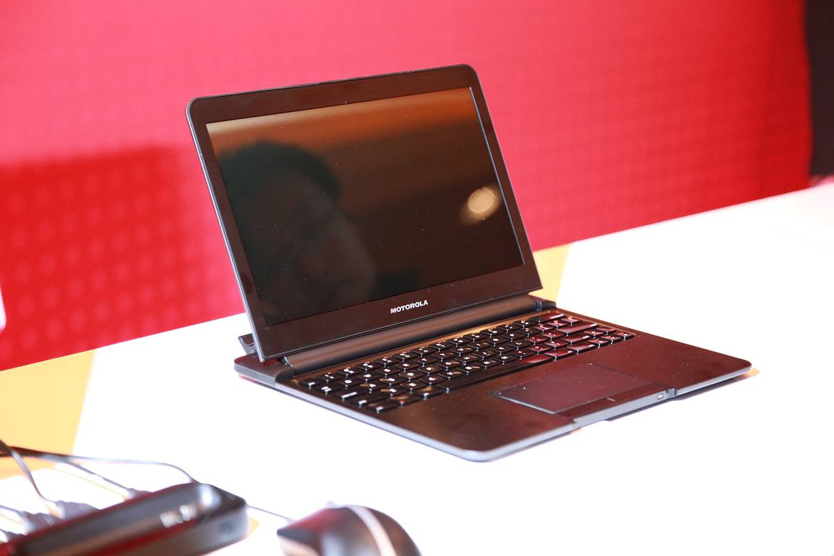 Otevřený Laptop Dock k telefonu Motorola Atrix 4G na stole