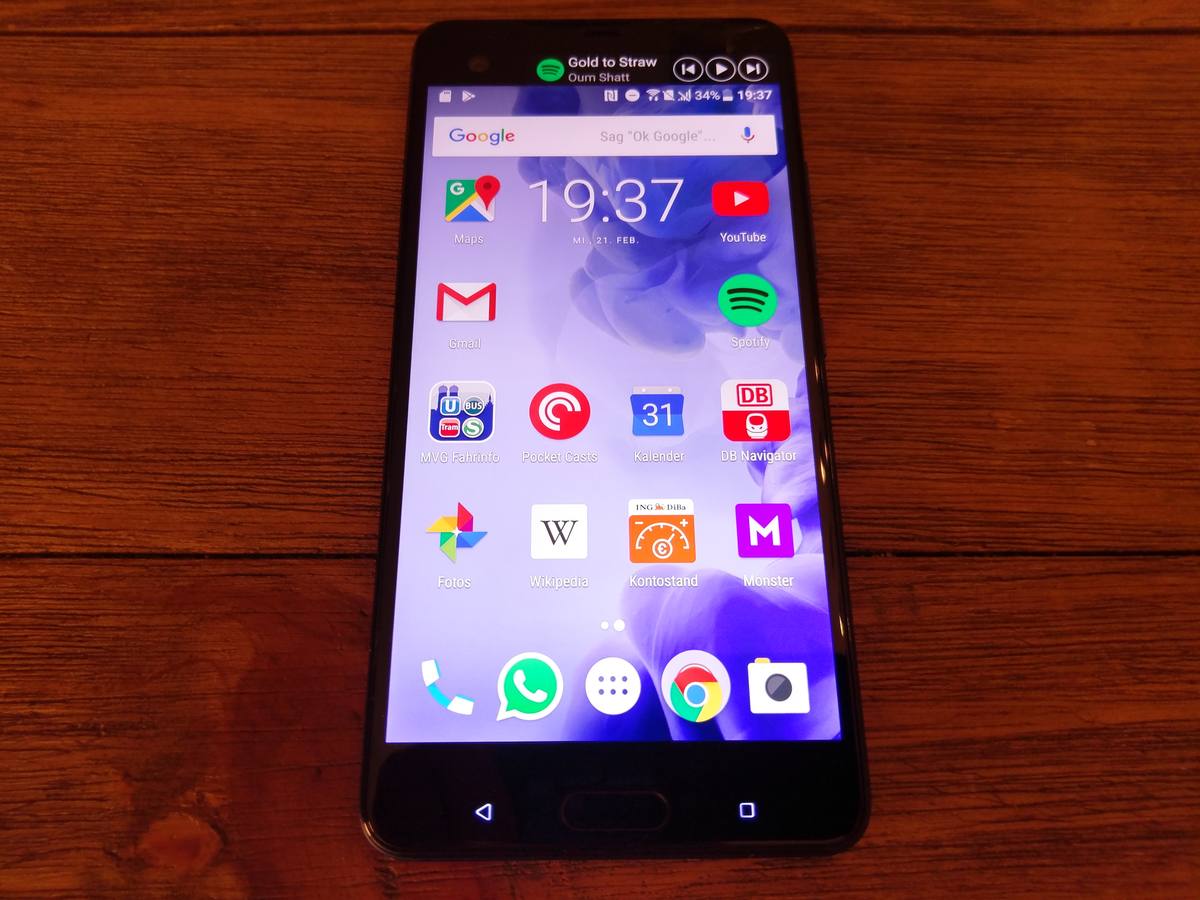 Čelo telefonu HTC U Ultra s úzkým druhým displejem nad hlavní obrazovkou