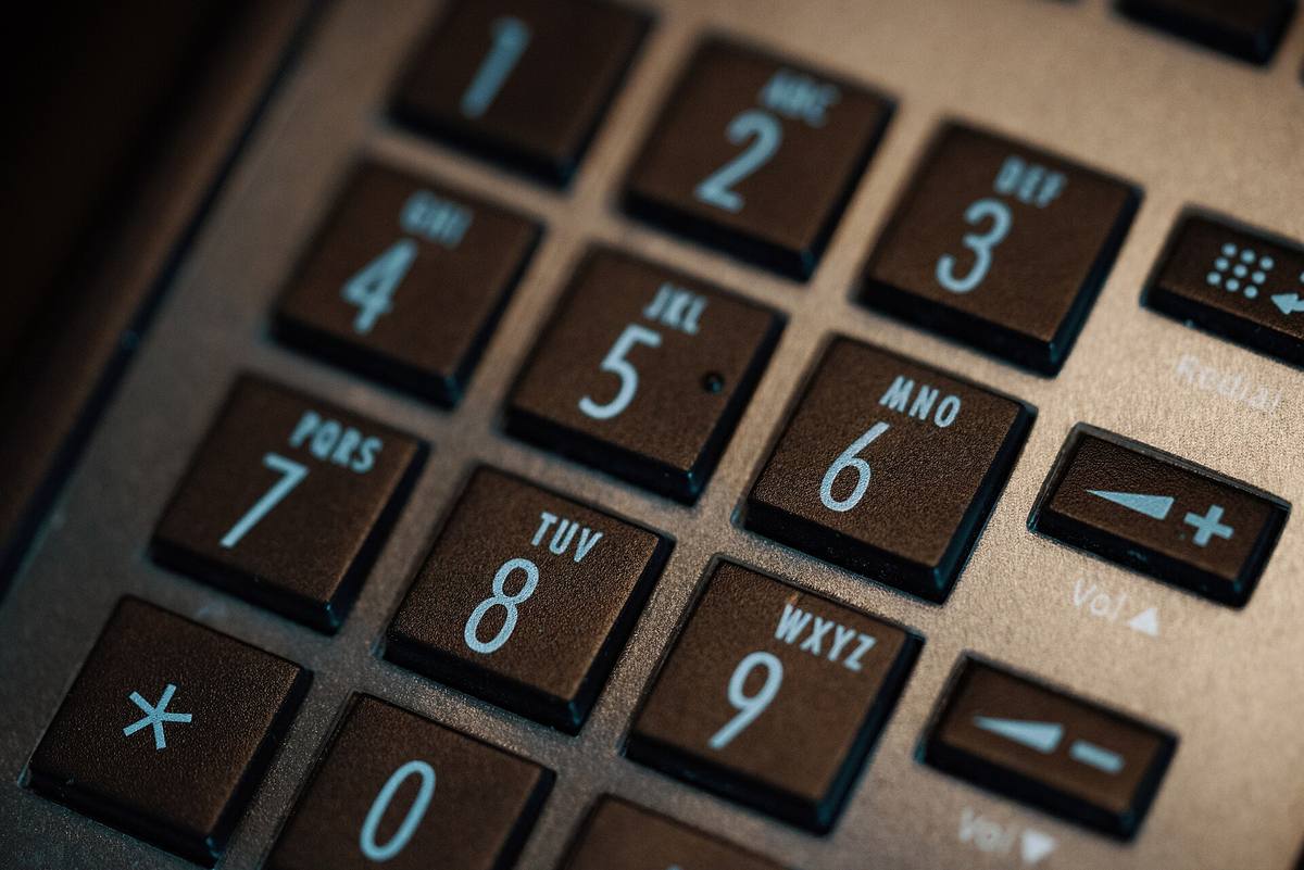 Detail klávesnice telefonu s číslicemi a klávesami hvězdička a křížek