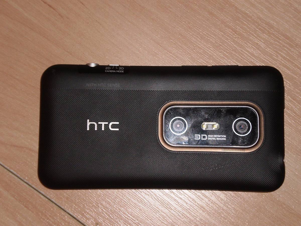 Zadní strana telefonu HTC Evo 3D se dvěma objektivy