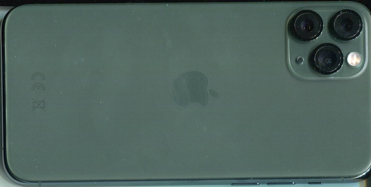 Zadní strana tmavě zeleného iPhonu 11 Pro se třemi objektivy v rohu