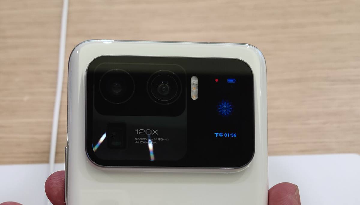Záda telefonu Xiaomi Mi 11 Ultra s malou obrazovkou vedle objektivů, na které svítí čas