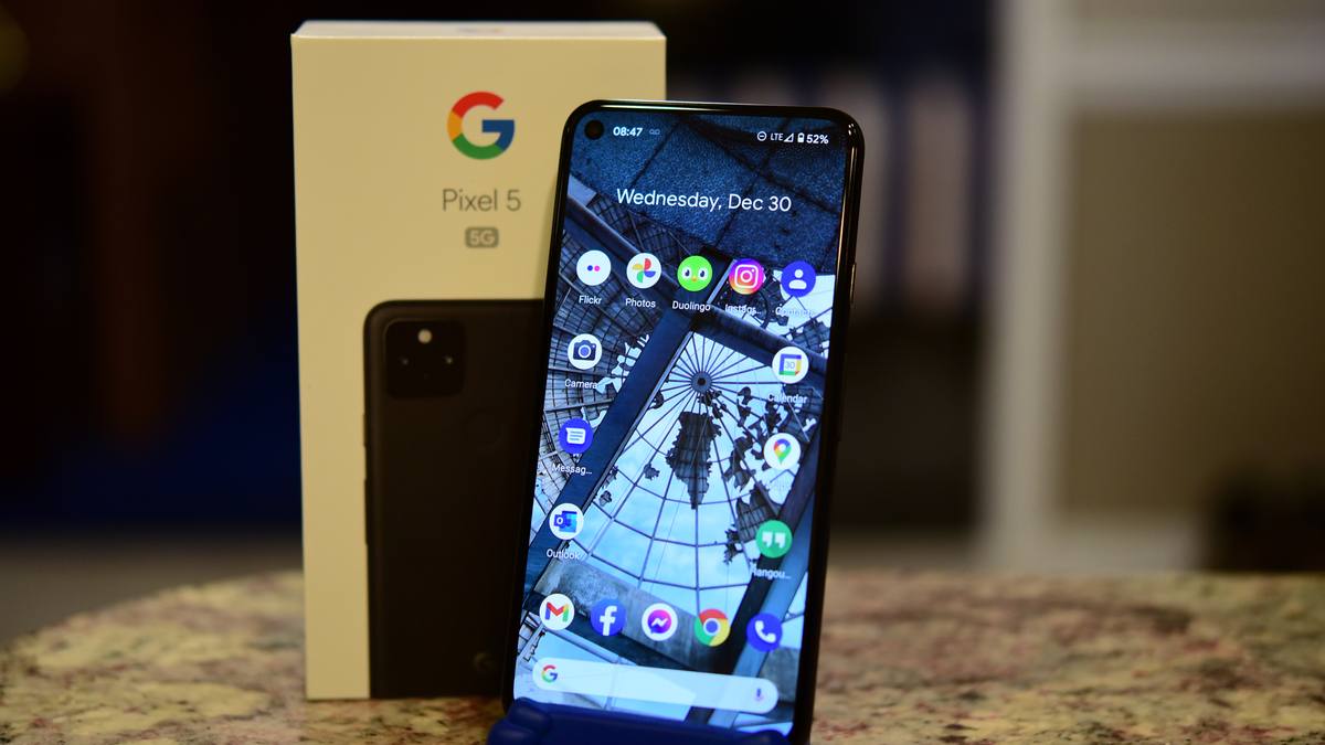 Telefon Google Pixel 5 s domovskou obrazovkou plnou aplikací