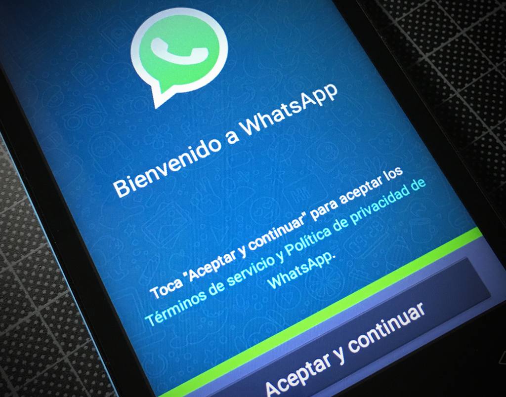 Uvítací obrazovka WhatsAppu na telefonu
